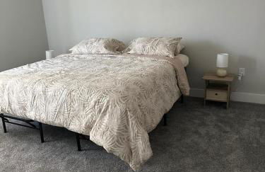 Loop, New Luxurious Large 3BR House, Sleeps 11 with Free Parking - Photo 31