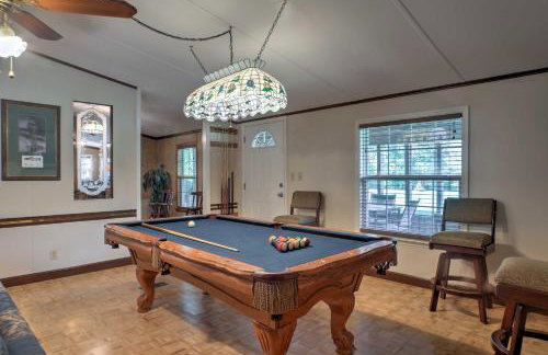 Ooltewah Cabin with Grill, Pool Table and Porch! - Foto 5
