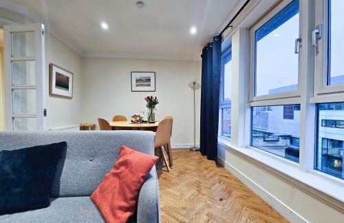 Edinburgh Central 2-bedroom Apartment with Free Parking and Stunning Views - Photo 4