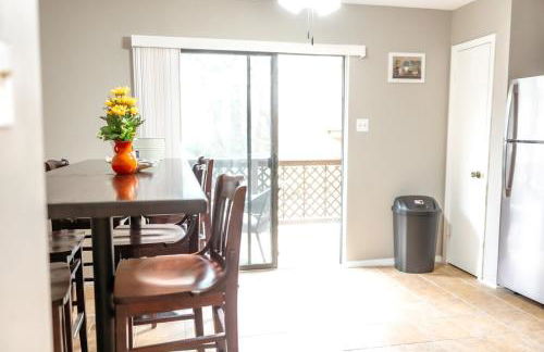 Rest Easy Retreat - 2BR Near SHSU - Pool - WiFi - Free Parking - Foto 56