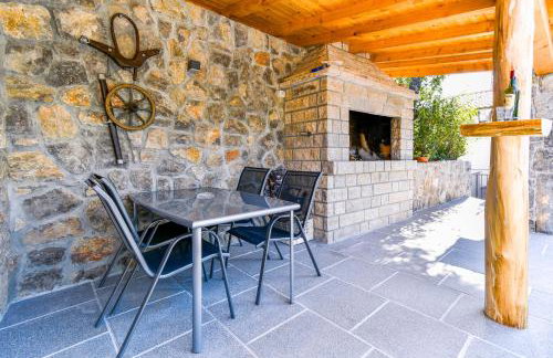 Apartman Lavanda sa bazenom i okućnicom 4* - Foto 24