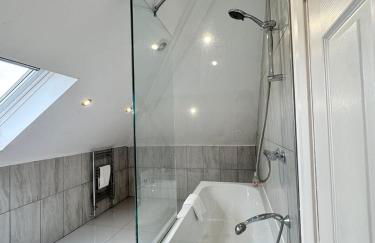 HEATHROW AIRPORT apartments-FREE parking-Free underground to and from Heathrow-30 min central London - Foto 7