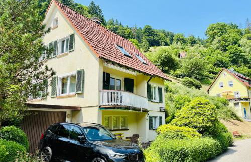 Ferienhaus Oesterle - Idyllisches Schwarzwaldhaus am Bach mit Terrasse & Balkon - Foto 19