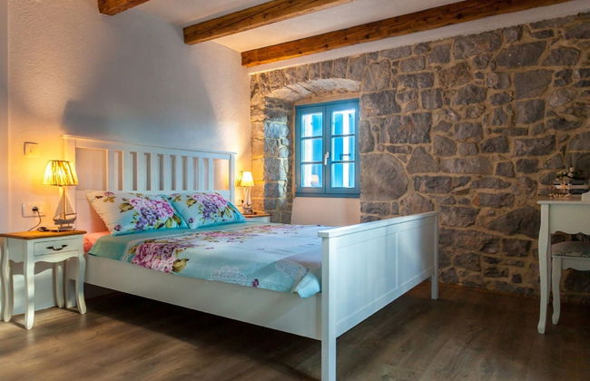 Gorgeous Villa With Private Swimming Pool and Covered Terrace - Photo 2