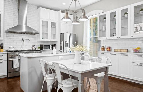 Elegant Manor w Private Yard & Modern Amenities - Foto 4