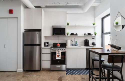 Artistic Loft Rooftop Uptown Montrose Beach GymWFH - Photo 4