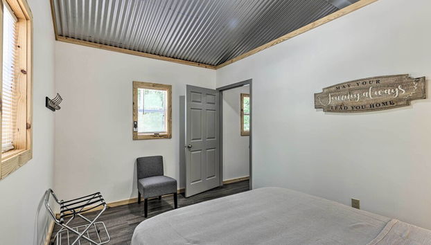 Tallassee Cabin w/ Forest Views Near Creek - Photo 5, Chambre