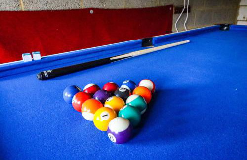 Emerald House - Prime Location - Driveway Parking, Pool Table, Fast Wifi, Self Check-In and Sky TV by Yoko Property - Photo 3