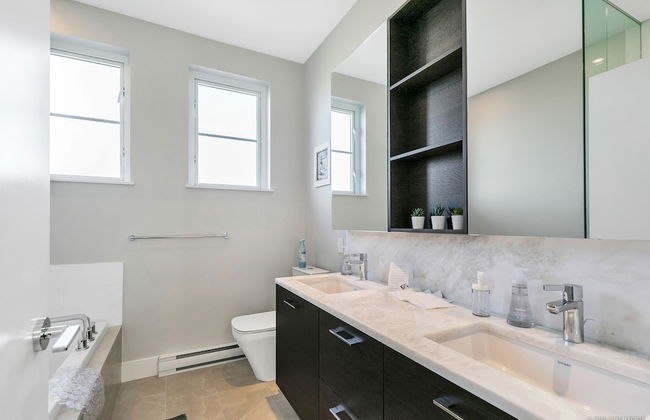 Modern Townhouse at Marine by Elevate Rooms - Photo 17