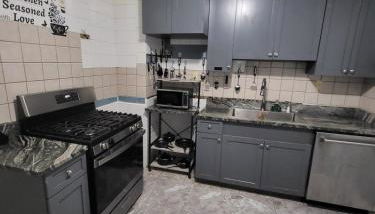 At the Center of Dearborn, MI 2 Bedroom apartment with backyard and balcony - Foto 3, stove, dishwasher