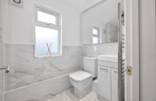 Stunning 2 Bedroom Apartments - City Centre Location, Free WiFi, Free Parking, Spacious Accommodation, Comfort and Style, Freshly Rennovated - Foto 17