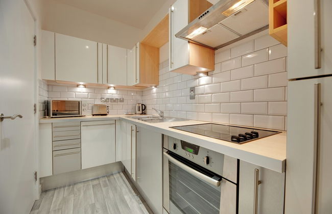 Crown Apartments By Week2Week - Photo 30