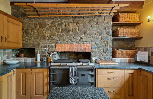 Pendre Farmhouse Llwyndafydd - Photo 6