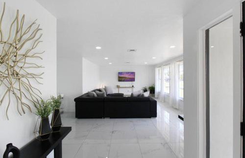 Chic & modern canal-front retreat with private pool - Azure Tides - Photo 7