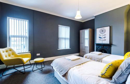 Spacious Modern Chester Home - Great Location - Photo 53