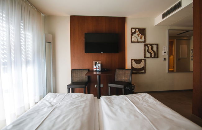 Car by Side - Foto 2