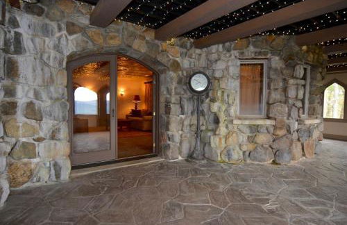 HIGHLANDS CASTLE overlooking Lake George plus 2 other CASTLES & SUITES - Foto 70