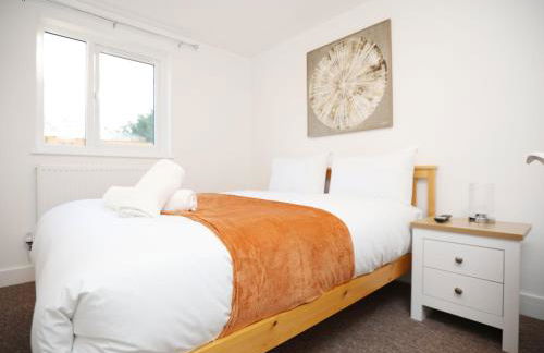 Gloucester Rd By N And N Stays, Newly Refurbed 6 Bed all ensuite house by N And N Stays Ltd, Perfect for contractors and Corporate stays, Close to YTL Arena Site, Pvt Parking for Vans and and work vehicles, Wifi - Foto 44