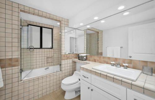 4 bedroom Home in Quiet Neighborhood near Beach - Photo 48