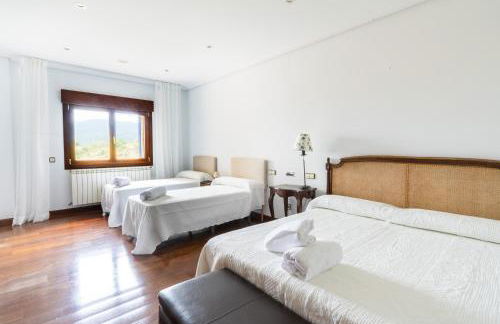 Mansión con Jacuzzi a 40 grados, gran piscina y Pádel - Photo 25