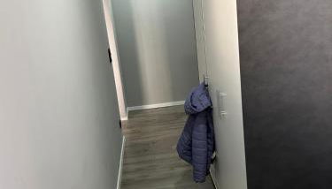 Gemütliche Ferienwohnung mit 1 Schlafzimmer, Wohnzimmer mit Schlafcouch & voll ausgestattete Küche - Foto 5, furniture, wardrobe