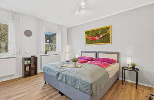 BAT Home Solutions Saarburg Altstadt - alles was ein Hotel nicht bietet - 3 Apartments 45 bis 75 qm für bis zu 12 Personen - direkt unter der Burg - 2 Min zur Altstadt - Weinbergblick, Heimkino und E-Ladesäulen - Foto 33