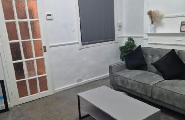 Modern 3 Bed Home Central Location free WiFi Netflix and street parking - Foto 3