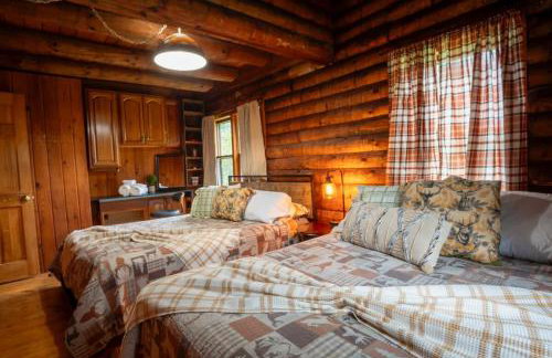 Cozy Log Cabin- W Fireplace - Foto 28