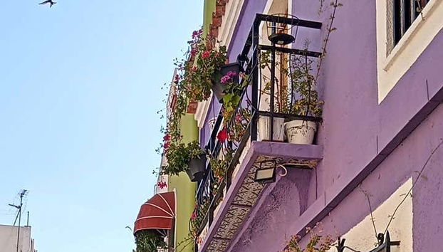 Un balcon fleuri dans les rues de Calpe