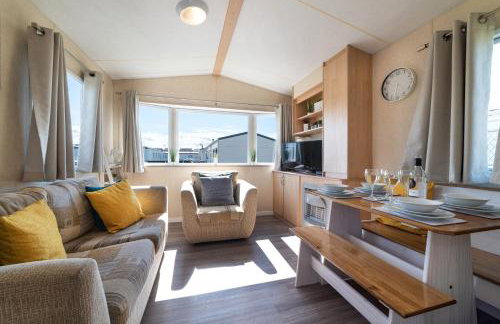 Dog Friendly Lovely Caravan 4 Berth Towyn North Wales Read full host details before booking Mon in to Fri out Fri in to Mon out Mon to Mon Fri to Fri ONLY - Foto 8