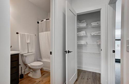 Downtown 1 mi Sleeps 6 wRooftop 3BR 4BED New built Modern Stylish Luxury - Foto 48