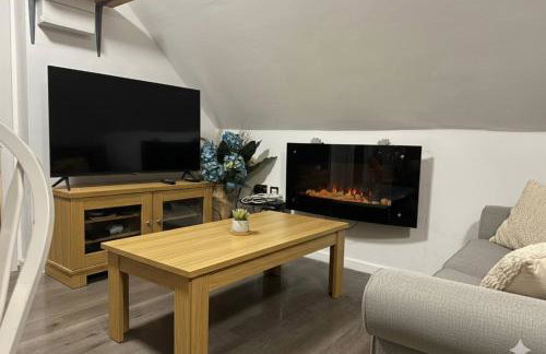 Broad Oak Stays 2BR Flat for 6 with Parking - Photo 5