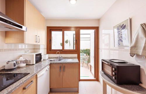 Piscina, patio privado y aparcamiento - Foto 17