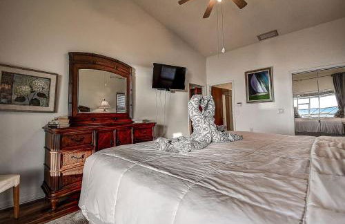 Family Waterfront 4BR Home Heated Pool Private Pier - Photo 35