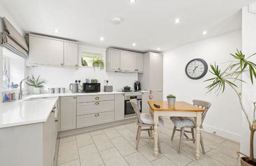 Flower Cottage by Ludlow Castle with Onsite Parking - Photo 2