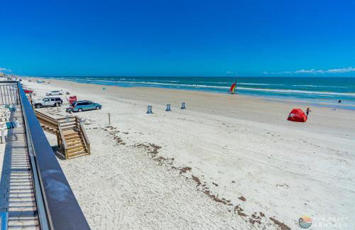 Ocean View Balcony just STEPS to the Beach with Pool, Parking and Wi-Fi! - Foto 20