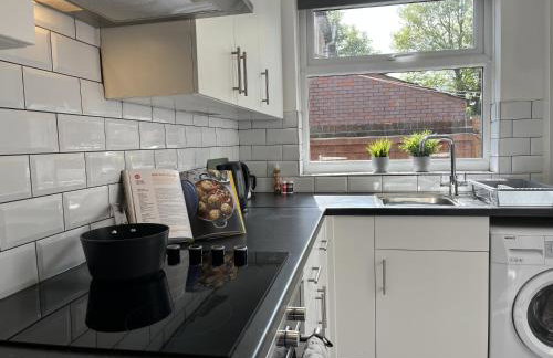 Modernised central Wigan townhouse sleeps up to 6 - Foto 13