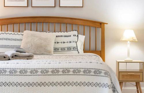 White Mountain Retreat with Theater, Fire Pit, Game Room and River Access - Foto 33