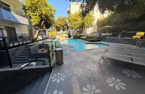 Serene Stay with Pool Access & Balcony - Foto 11