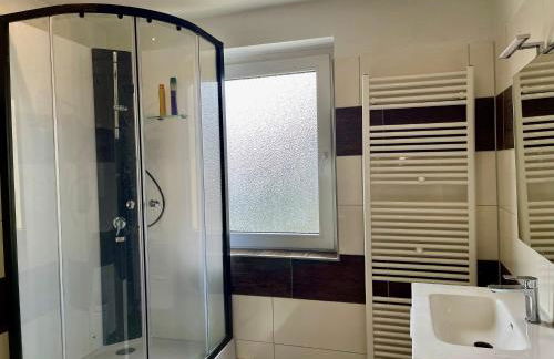 2-Schlafzimmer-Wohnung mit Parkplatz-Balkon-Küche- Garten, Nahe DUS Airport, Messe - Photo 9