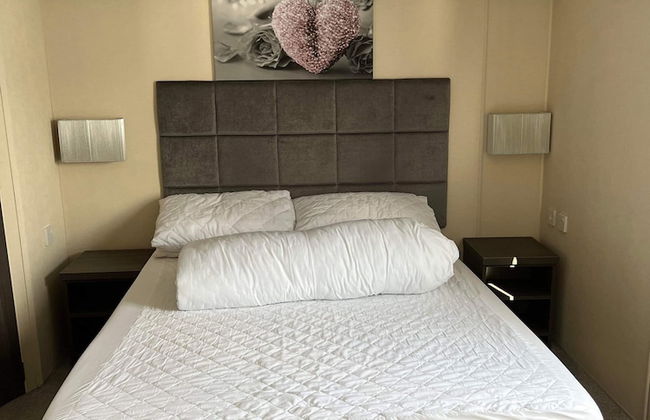 Inviting Luxury 2-bedroom Caravan in Hunstanton - Photo 4