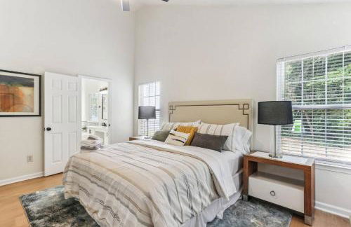 Sophisticated 3 Bedroom Retreat-Near Six Flags - Foto 5