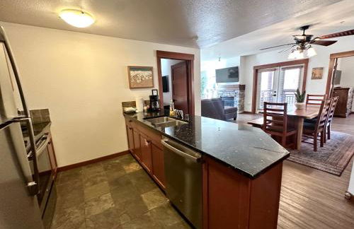 Quiet, Updated, Corner Condo in the Village! Parking, Pool & Spa - Foto 6