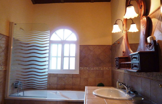 Detached Rural and Rustic House With a Private Swimming Pool - Photo 11