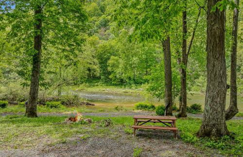 River Walk Cottage - Hot Tub - Pet Friendly - Swing - Screen Porch - River Access - Fire Pit - Wifi - Grill - Deck - King Bed - Foto 65