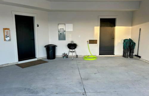 Peaks & Pines Modern Gem, 2 Kings, Bunks, Hot Tub, Walkable, Kid's Cove - Foto 66