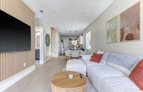 Chic & Spacious 4 Bedroom 3 Full Bathrooms Retreat in West Tampa and Pvt Backyard - Foto 70