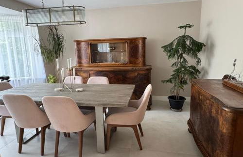 Modern Luxury Home with Spacious Garden close to Warner Bros Studio - Foto 6