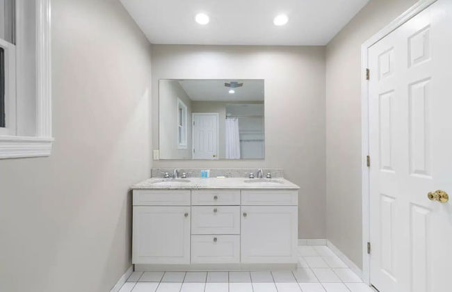 Cozy Fall Home With 4BR and Fireplace - Photo 22