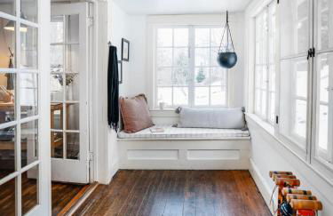 The Swiss Hill Farmhouse - 5 Bedrooms w Hot Tub - Foto 9